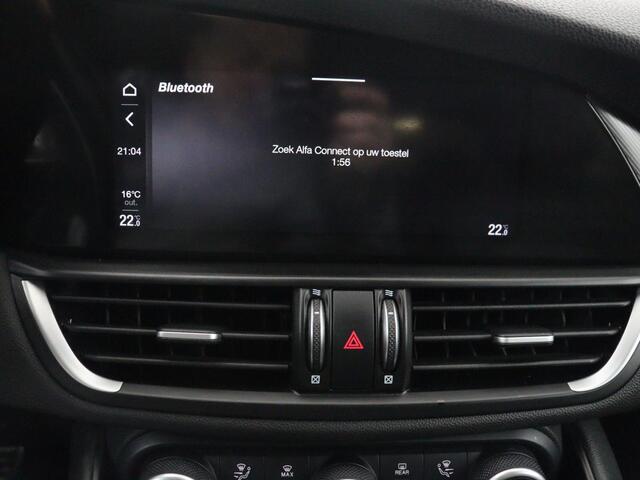 Alfa Romeo GIULIA 2.0T Sprint | Leder | Adaptive cruise | Stoel & stuurverwarming | Trekhaak | Camera | Sportstoelen | Keyless | Carplay | Bi-Xenon | Climate control | Navigatie