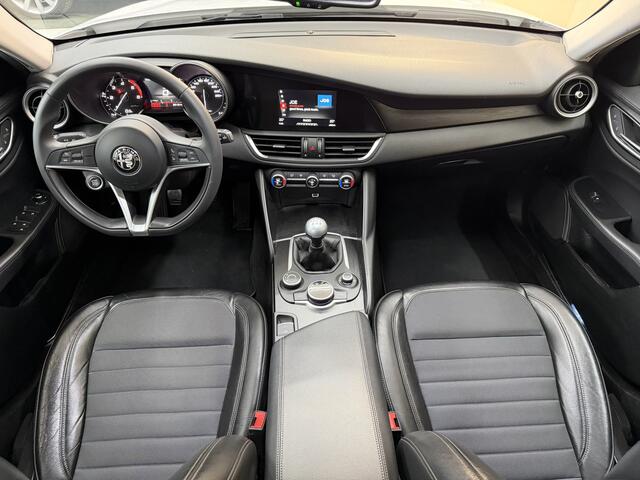 Alfa Romeo GIULIA 2.2 Eco Business Super, 136Pk, 2017, Liefhebbersauto, Squadra tuning, Trekhaak, Cruise control, All season banden, Automatische verlichting,