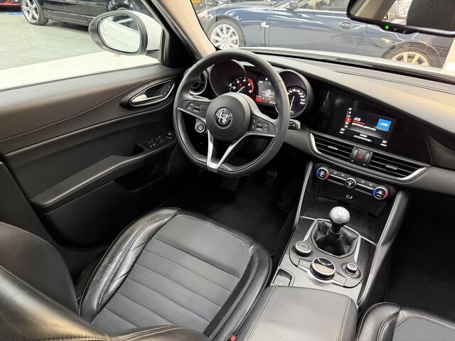 Alfa Romeo GIULIA 2.2 Eco Business Super, 136Pk, 2017, Liefhebbersauto, Squadra tuning, Trekhaak, Cruise control, All season banden, Automatische verlichting,