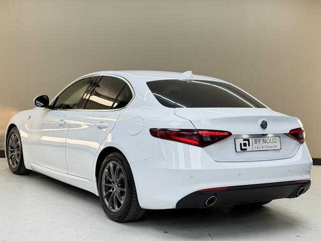 Alfa Romeo GIULIA 2.2 Eco Business Super, 136Pk, 2017, Liefhebbersauto, Squadra tuning, Trekhaak, Cruise control, All season banden, Automatische verlichting,