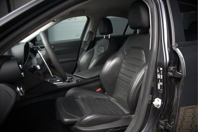 Alfa Romeo GIULIA 2.0 T AWD Veloce Q4 | Harman Kardon | Stuurverwarming | Stoelverwarming | Memory Seat | Keyless | Adaptive Cruise Control | Camera | Navigatie | DNA | Leer | QV Velgen | Elektrische Stoelen | Dodehoek Detectie |