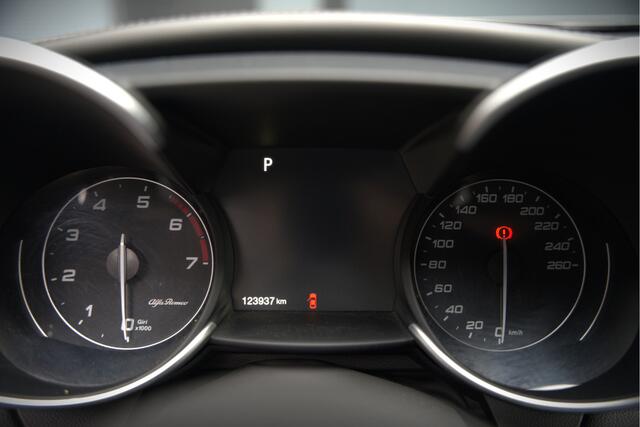 Alfa Romeo GIULIA 2.0 T AWD Veloce Q4 | Harman Kardon | Stuurverwarming | Stoelverwarming | Memory Seat | Keyless | Adaptive Cruise Control | Camera | Navigatie | DNA | Leer | QV Velgen | Elektrische Stoelen | Dodehoek Detectie |