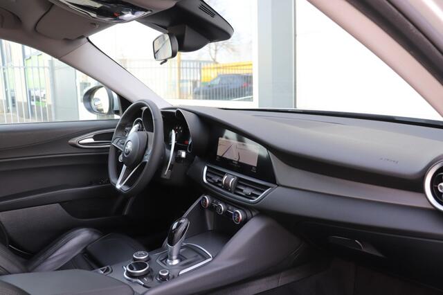 Alfa Romeo GIULIA 2.0 T Q4 AWD 280PK VELOCE/ORIG.NL/GEDOCUMENTEERD/KEYLESS/MEMORY/19