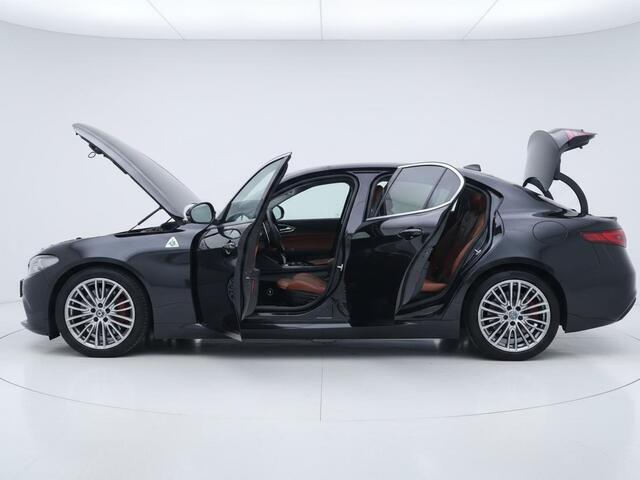 Alfa Romeo GIULIA 2.0T Super | 310pk | 1e eigenaar | Clima | Cruise | Multimedia/Navi | Leder | Stoel/-Stuurverwarming | PDC + Camera |