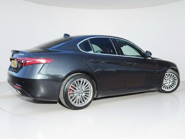 Alfa Romeo GIULIA 2.0T Super | 310pk | 1e eigenaar | Clima | Cruise | Multimedia/Navi | Leder | Stoel/-Stuurverwarming | PDC + Camera |