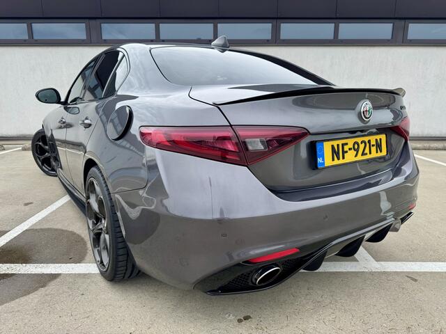 Alfa Romeo GIULIA 2.0T Super Veloce Tuning 310PK | Full Carbon | Leer | Appel-Android | 19" Breedset || Schakelflippers | Xenon |