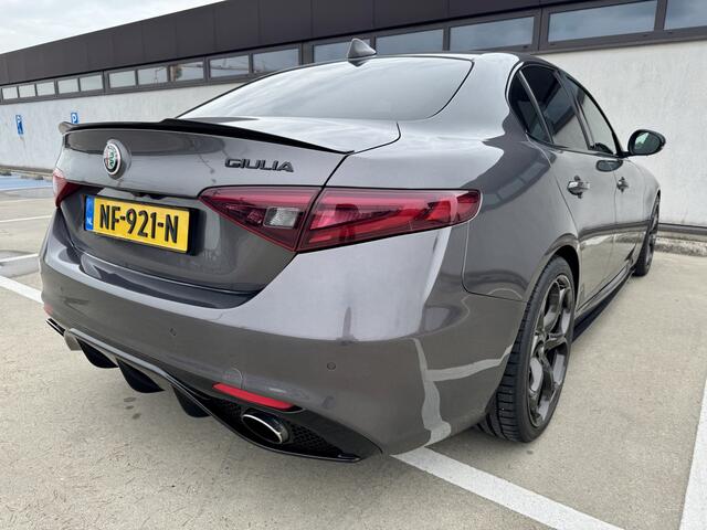 Alfa Romeo GIULIA 2.0T Super Veloce Tuning 310PK | Full Carbon | Leer | Appel-Android | 19" Breedset || Schakelflippers | Xenon |