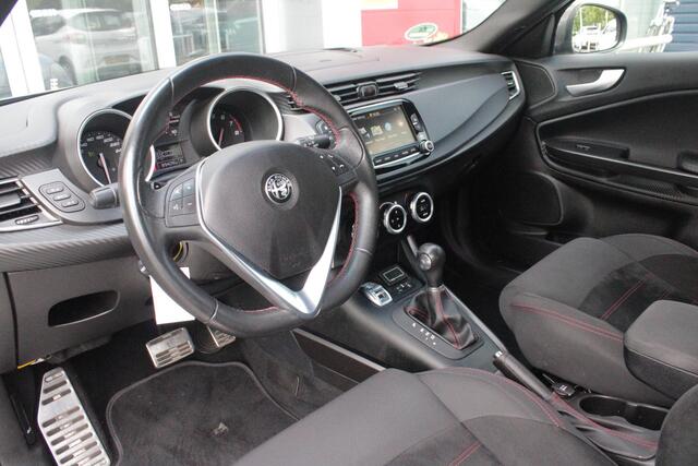 Alfa Romeo GIULIETTA 1.4 Turbo 170PK AUTOMAAT MultiAir SUPER | AFNEEMBARE TREKHAAK | NAVIGATIE | "BREMBO" REMKLAUWEN ROOD | LICHTMETALEN VELGEN 17" | CLIMATE CONTROL | CRUISE CONTROL | DAB+ RADIO | BLUETOOTH AUDIO | PARKEERSENSOREN VOOR + ACHTER |