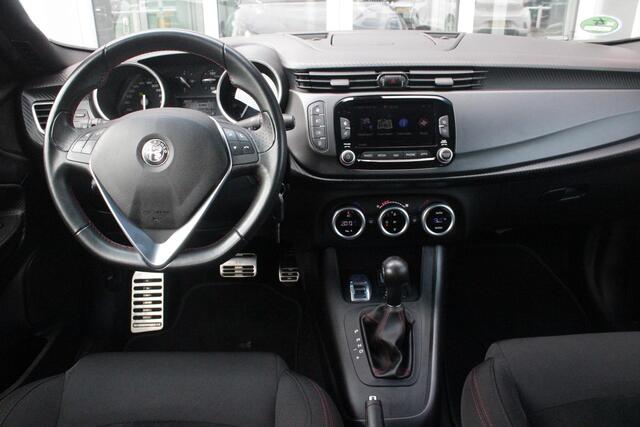 Alfa Romeo GIULIETTA 1.4 Turbo 170PK AUTOMAAT MultiAir SUPER | AFNEEMBARE TREKHAAK | NAVIGATIE | "BREMBO" REMKLAUWEN ROOD | LICHTMETALEN VELGEN 17" | CLIMATE CONTROL | CRUISE CONTROL | DAB+ RADIO | BLUETOOTH AUDIO | PARKEERSENSOREN VOOR + ACHTER |