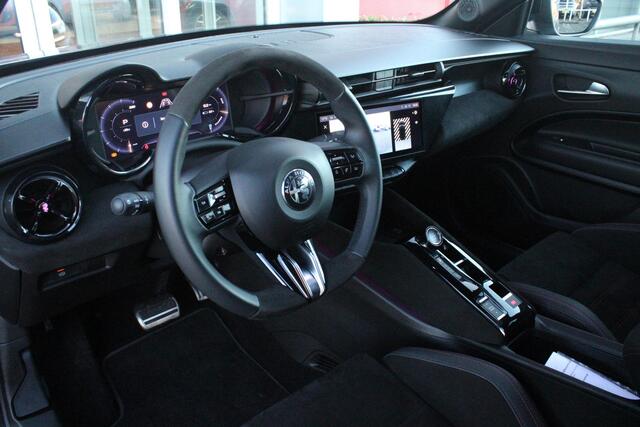 Alfa Romeo Junior ELETTRICA SPECIALE 156PK 54 kWh | WARMTEPOMP! | "SABELT" STOELEN MET LEDEREN/ALCANTARA BEKLEDING | PANORAMISCH SCHUIF/KANTEL DAK | BICOLOR DAK (ZWART DAK) | TECHNOLOGIE PAKKET (O.A. FULL LED ADAPTIVE MATRIX KOPLAMPEN/DODEHOEK DETECTIE/DRAADLOZE TELEFOONLA