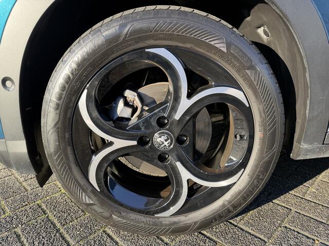 Alfa Romeo Junior 1.2 Turbo Hybrid Ibrida Sport Speciale (Stoelverwarming - Elektrische Klep - LED - 18"- Adaptieve Cruise Controle - Keyless Entry - Automatische Airco - Parkeersensoren V+A)