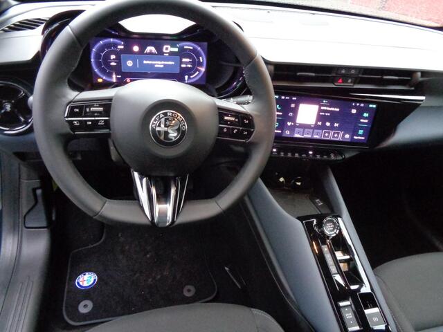 Alfa Romeo Junior Elettrica 54 kWh 2x op voorraad kleur Blue Navagli en Grigio Arese