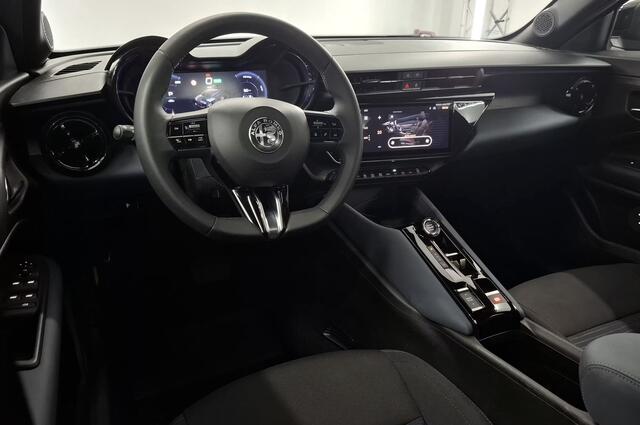 Alfa Romeo Junior Elettrica 54 kWh SOH 97% / Parkeerhulp / Carplay