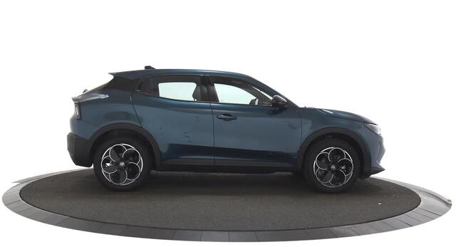 Alfa Romeo Junior Elettrica 54 kWh SOH 97% / Parkeerhulp / Carplay