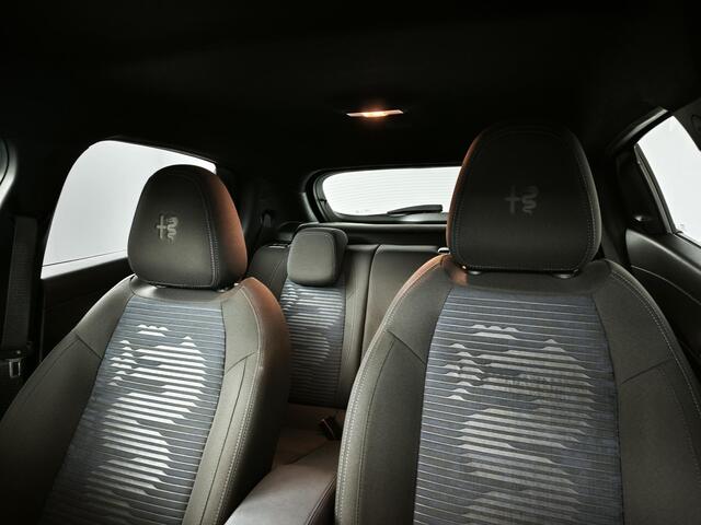 Alfa Romeo Junior Elettrica 54 kWh | Warmtepomp | SoH 97,1% | Parkeersensor | AppleCarplay AndroidAuto Navigatie | Adaptieve cruise |