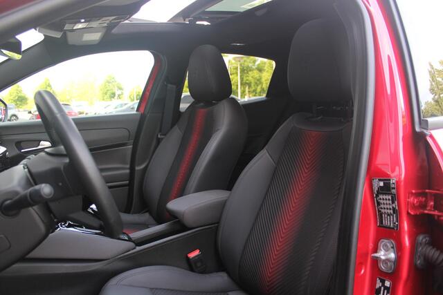 Alfa Romeo Junior ELETTRICA SPECIALE 156PK 54 kWh | PANORAMISCH SCHUIF/KANTEL DAK | BICOLOR DAK (ZWART DAK) | WARMTEPOMP | TECHNOLOGIE PAKKET (O.A. FULL LED ADAPTIVE MATRIX KOPLAMPEN/DODEHOEK DETECTIE/DRAADLOZE TELEFOONLADER/ACHTERUITRIJ CAMERA/PARKEERSENSOREN VOOR, ACHTER