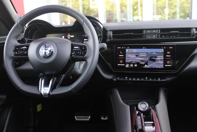 Alfa Romeo Junior ELETTRICA SPECIALE 156PK 54 kWh | PANORAMISCH SCHUIF/KANTEL DAK | BICOLOR DAK (ZWART DAK) | WARMTEPOMP | TECHNOLOGIE PAKKET (O.A. FULL LED ADAPTIVE MATRIX KOPLAMPEN/DODEHOEK DETECTIE/DRAADLOZE TELEFOONLADER/ACHTERUITRIJ CAMERA/PARKEERSENSOREN VOOR, ACHTER