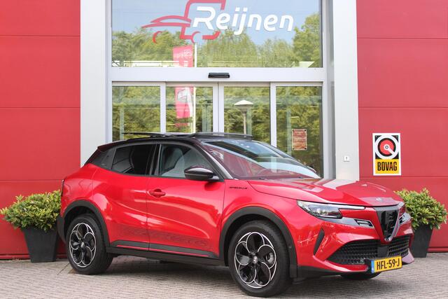 Alfa Romeo Junior ELETTRICA SPECIALE 156PK 54 kWh | PANORAMISCH SCHUIF/KANTEL DAK | BICOLOR DAK (ZWART DAK) | WARMTEPOMP | TECHNOLOGIE PAKKET (O.A. FULL LED ADAPTIVE MATRIX KOPLAMPEN/DODEHOEK DETECTIE/DRAADLOZE TELEFOONLADER/ACHTERUITRIJ CAMERA/PARKEERSENSOREN VOOR, ACHTER