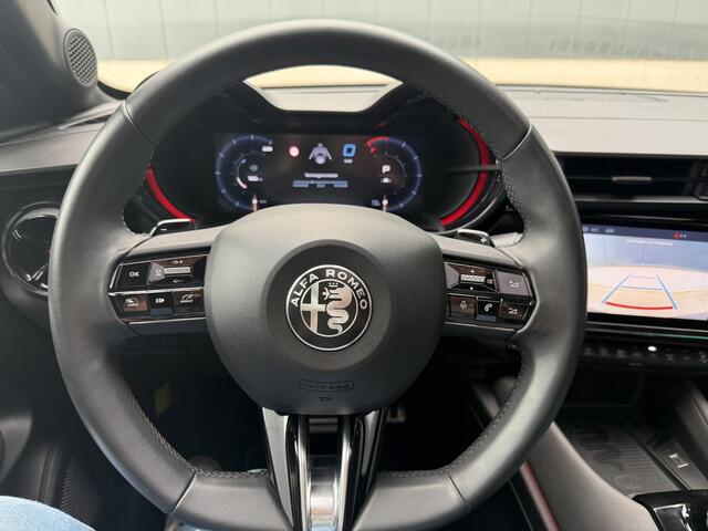 Alfa Romeo Junior 1.2 Turbo Hybrid Ibrida Speciale | PANO | Massage | Dodehoekdetectie | Camera