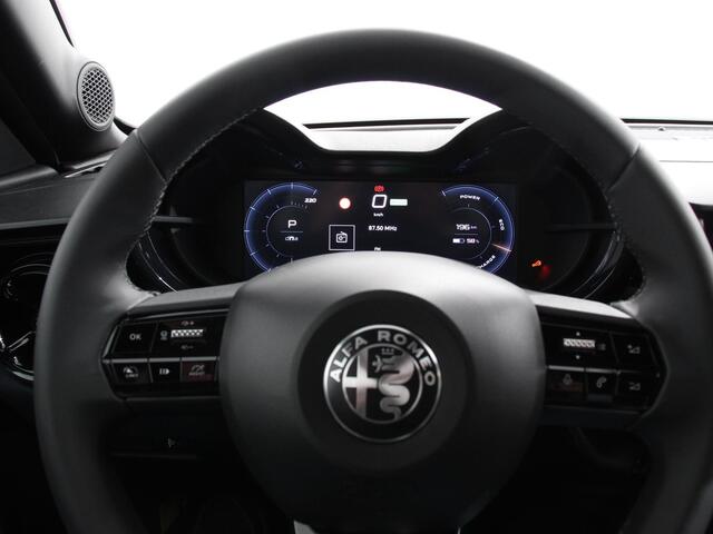 Alfa Romeo Junior Elettrica Automaat 156PK Adaptieve Cruise Control LMV 18 inch Full Led Matrix Parkeer sensoren Navigatie Apple Carplay / Android auto Climate Control