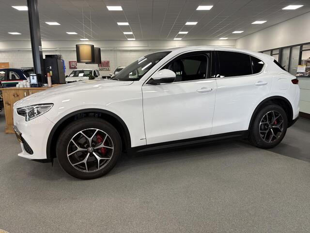 Alfa Romeo Stelvio 2.0 Turbo 280pk AWD Super Q4 Apple carplay, stuurschakeling, performance pack, stoel/stuurverwarming