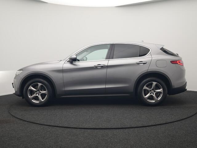 Alfa Romeo Stelvio 2.0 T AWD Super Q4 200pk Automaat Dealer O.H. | Adaptive Cruise | Camera | Lederen Sportstoelen Memory & Verwarmd | Keyless | Blis | BI Xenon | Lane Assist | El. Achterklep | Navigatie | DAB |