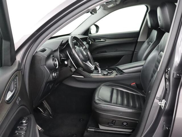 Alfa Romeo Stelvio 2.0 T AWD First Edition | Trekhaak | Leder | Stoel & stuurverwarming | Camera | Bi-Xenon | Navigatie | Climate control | Keyless | Cruise control | Bluetooth | Getint glas