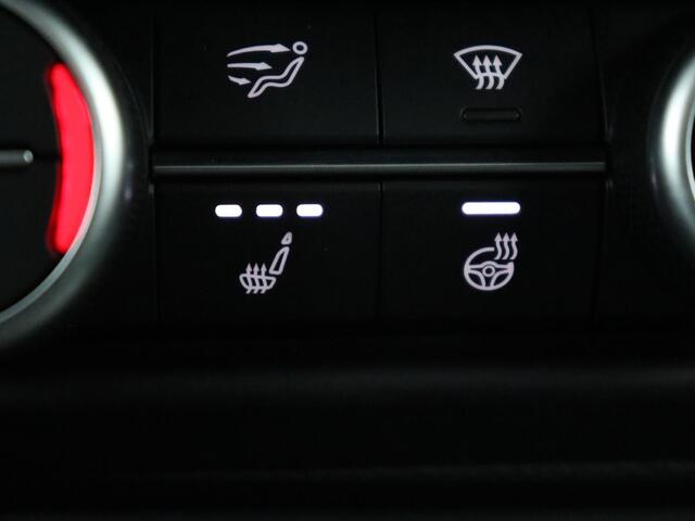 Alfa Romeo Stelvio 2.0 T AWD First Edition | Trekhaak | Leder | Stoel & stuurverwarming | Camera | Bi-Xenon | Navigatie | Climate control | Keyless | Cruise control | Bluetooth | Getint glas