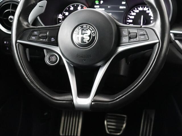 Alfa Romeo Stelvio 2.0 T AWD First Edition | Trekhaak | Leder | Stoel & stuurverwarming | Camera | Bi-Xenon | Navigatie | Climate control | Keyless | Cruise control | Bluetooth | Getint glas