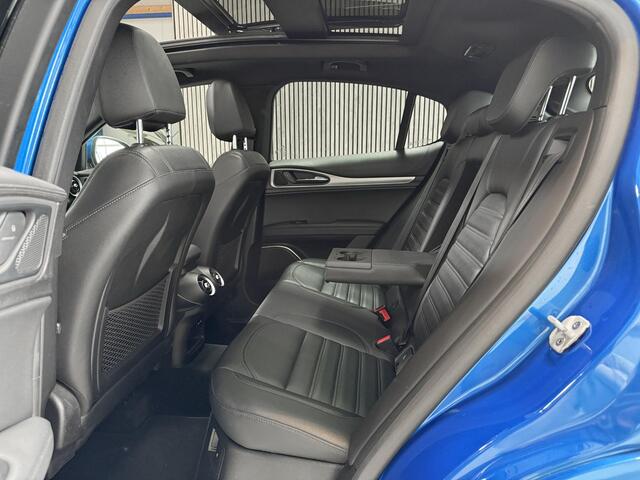 Alfa Romeo Stelvio 2.0 T AWD Veloce 280 PK - FACELIFT - PANORAMADAK - HARMAN KARDON - STOEL + STUURVERWARMING - ADAPTIEVE CRUISECONTROL