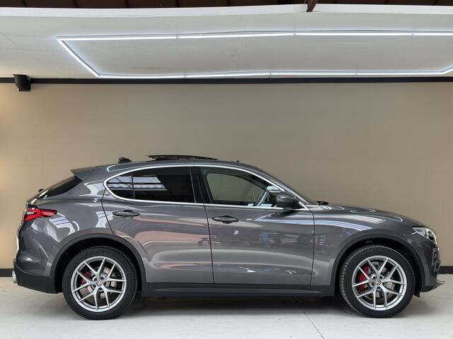 Alfa Romeo Stelvio 2.0 T AWD Super, 280Pk, 2017, 2de eigenaar, Panoramadak, Volledig leder, 20" velgen, Camera, Stoelverwarming, Cruise control, Xenon koplampen, Schakelflippers,
