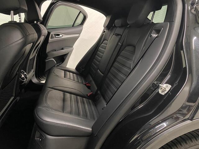 Alfa Romeo Stelvio 2.0 T AWD Super Q4 PackVeloce Trekhaak Camera Navigatie Volleer El.verst+Memo 18inch Keyless Rijstrook+Dodehoeksensor Privacyglas