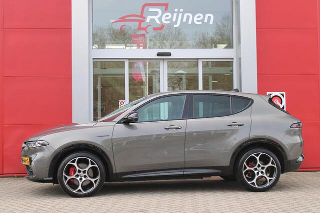 Alfa Romeo Tonale 1.5T Hybrid 160PK VELOCE | PREMIUM PACK: LEDEREN BEKLEDING/GEVENTILEERDE VOORSTOELEN/4-VOUDIG ELEKTRISCH VERSTELBARE LENDESTEUN VOORSTOELEN/HOOGGLANS ZWARTE RAAMOMLIJSTING/AMBIENT LIGHTING | TECHNOLOGY PACK: PARKEERWAARSCHUWING VOOR EN ACHTER/360° CAMERA/