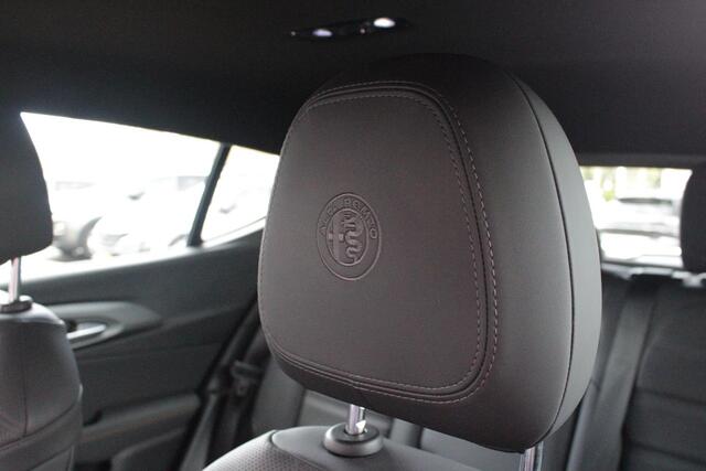 Alfa Romeo Tonale 1.5T Hybrid 160PK VELOCE | PREMIUM PACK: LEDEREN BEKLEDING/GEVENTILEERDE VOORSTOELEN/4-VOUDIG ELEKTRISCH VERSTELBARE LENDESTEUN VOORSTOELEN/HOOGGLANS ZWARTE RAAMOMLIJSTING/AMBIENT LIGHTING | TECHNOLOGY PACK: PARKEERWAARSCHUWING VOOR EN ACHTER/360° CAMERA/