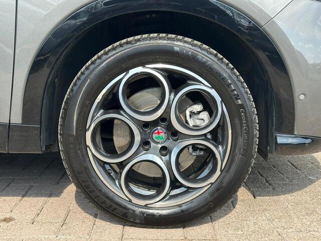 Alfa Romeo Tonale 1.3T PHEV Ti | 360 graden camera | Panoramadak | Stoelverwarming | Navigatiesysteem | Adaptive cruise control | Camera