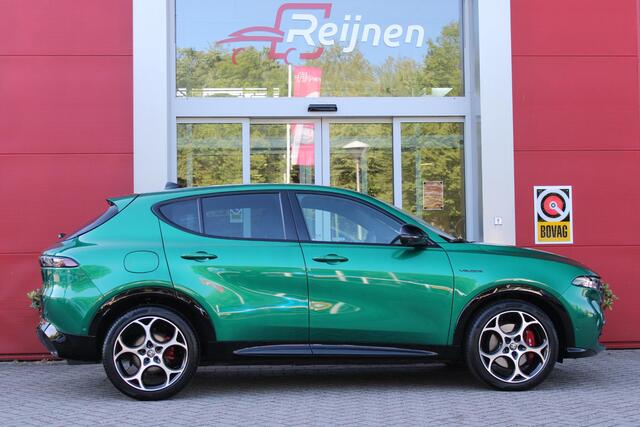Alfa Romeo Tonale 1.5T Hybrid 160PK VELOCE | PREMIUM PACK: LEDEREN BEKLEDING/GEVENTILEERDE VOORSTOELEN/4-VOUDIG ELEKTRISCH VERSTELBARE LENDESTEUN VOORSTOELEN/ELEKTRISCH BEDIENBARE /HOOGGLANS ZWARTE RAAMOMLIJSTING/AMBIENT LIGHTING | TECHNOLOGY PACK: PARKEERWAARSCHUWING VOOR