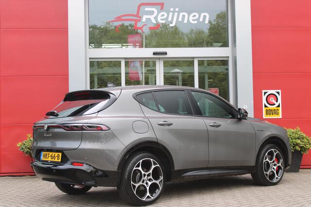 Alfa Romeo Tonale 1.5T Hybrid 160PK VELOCE | PREMIUM PACK: LEDEREN BEKLEDING/GEVENTILEERDE VOORSTOELEN/4-VOUDIG ELEKTRISCH VERSTELBARE LENDESTEUN VOORSTOELEN/ELEKTRISCH BEDIENBARE /HOOGGLANS ZWARTE RAAMOMLIJSTING/AMBIENT LIGHTING | TECHNOLOGY PACK: PARKEERWAARSCHUWING VOOR