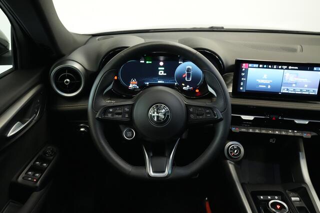 Alfa Romeo Tonale 1.5T Hybrid Veloce Schakelpaddles Draadloze Lader Stoelventilatie 24 Maanden garantie* (Vraag naar de voorwaarden)