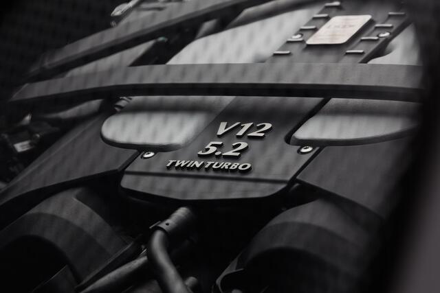 Aston Martin DBS 5.2 V12 Superleggera Coupe