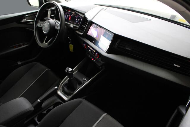 Audi A1 citycarver 30 TFSI Epic Black Camera | 17"Velgen | Dynamisch Led | Climate Control | El. inklapbare spiegels