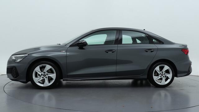 Audi A3 Limousine 30 TFSI S edition | Zwart optiek | LMV | PDC | Navigatie | Carplay |