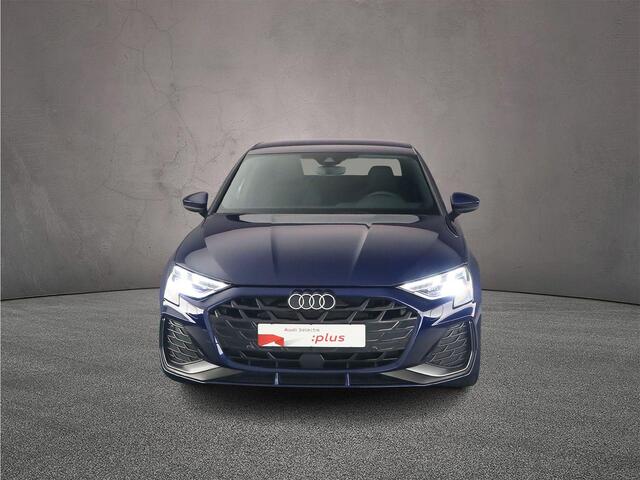 Audi A3 Limousine 30 TFSI S Edition | Trekhaak | Carbon | Sonos | Grootlichtassist | Adapt. Cruise | Sfeerverlichting | 18 inch | S Line