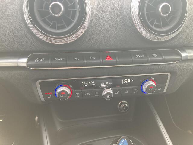 Audi A3 Limousine 35 TFSI/150PK S-tronic S Line · Panoramadak · Trekhaak · Camera + parkeersensoren