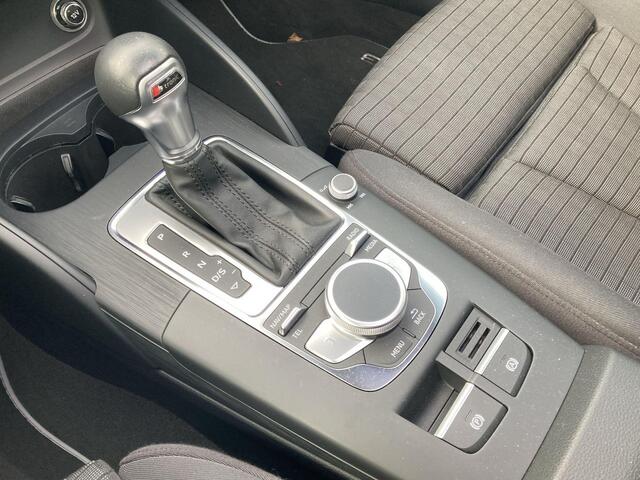 Audi A3 Limousine 35 TFSI/150PK S-tronic S Line · Panoramadak · Trekhaak · Camera + parkeersensoren