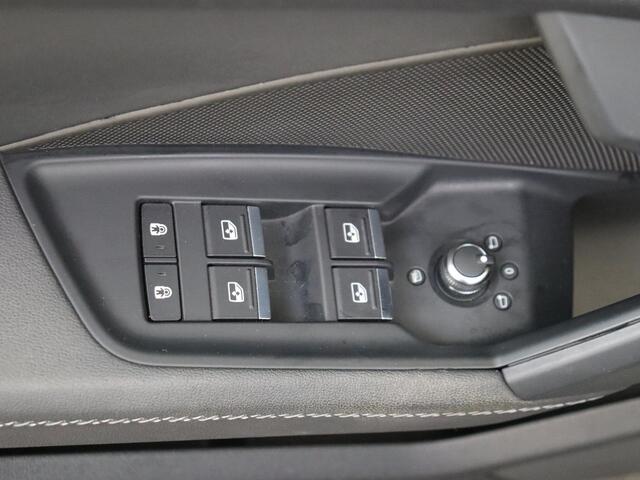 Audi A3 Limousine 35 TFSI S edition | Panoramadak | Full LED verlichting | Cruise Control | Parkeersensoren achter | CarPlay | Navigatie Plus |