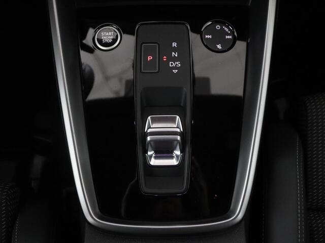 Audi A3 30 TFSI S edition | Stoelverwarming | Park Assist | Carplay | Sportstoelen | Half leder | Virtual Cockpit | Full LED | Navigatie | Bluetooth | Climate control | Cruise control