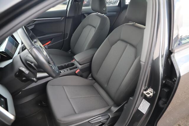 Audi A3 Limousine 30 TFSI Pro Line Automaat Black Edition Navigatie Carplay Android Climate Cruise Control Parkeersensor LED Rijstrooksensor 18 inch RS Look Velgen All-season banden!