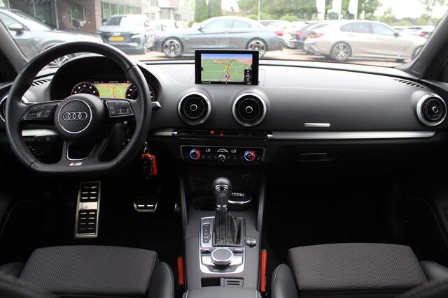 Audi A3 Limousine 35 TFSI CoD Sport S Line Edition / Panoramadak / Virtual Cockpit / Half leder / Navigatie / 18'' / Stoelverwarming / DAB / Cruise Control