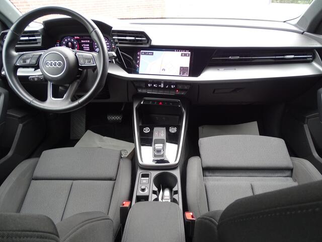 Audi A3 SPORTBACK 30 TFSI Business edition ACHTERUITRIJCAMERA | ADAPTIEVE CRUISECONTROL | NAVIGATIE | PARKEERSENSOREN ACHTER | KEYLESS START/ENTRY | LED KOPLAMPEN DAGRIJVERLICHTING | DAB RADIO | LEDER/ALCANTARAAUTOMAAT|FULL LED KOPLMAPEN| LED ACHTER LICHTEN| NAVIGATIE| STO
