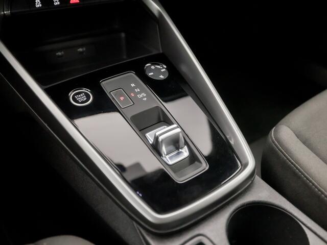 Audi A3 SPORTBACK 30 TFSI Sport Automaat (APPLE CARPLAY, GROOT NAVI, ADAPTIVE CRUISE, ZWART DAK, SPORTSTOELEN, GETINT GLAS, LED KOPLAMPEN, PARKEERSENSOREN, NIEUWSTAAT)
